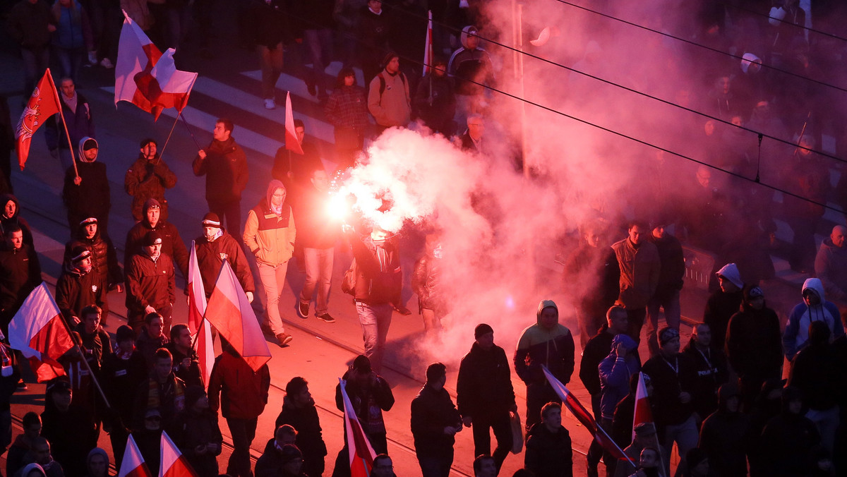 Organizatorzy "Marszu Niepodległości", który przeszedł 11 listopada ulicami Warszawy, potępili "burdy i pijackie ekscesy, jakie się wokół niego działy". Wyrazili też "ubolewanie z powodu incydentu", do którego doszło przed rosyjską ambasadą.