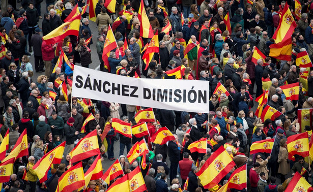 Tłumy na proteście w Madrycie. Socjalistyczny rząd Sancheza oskarżony o zdradę interesów narodowych