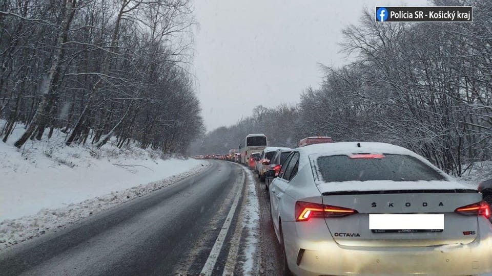 Na východe Perinbaba opäť výdatne sneží, mnohí uviazli v kolónach.
