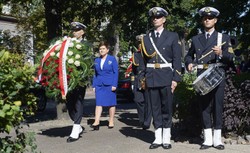 Premier Szydło złożyła kwiaty pod tablicą ku czci Lecha Kaczyńskiego [ZDJĘCIA]