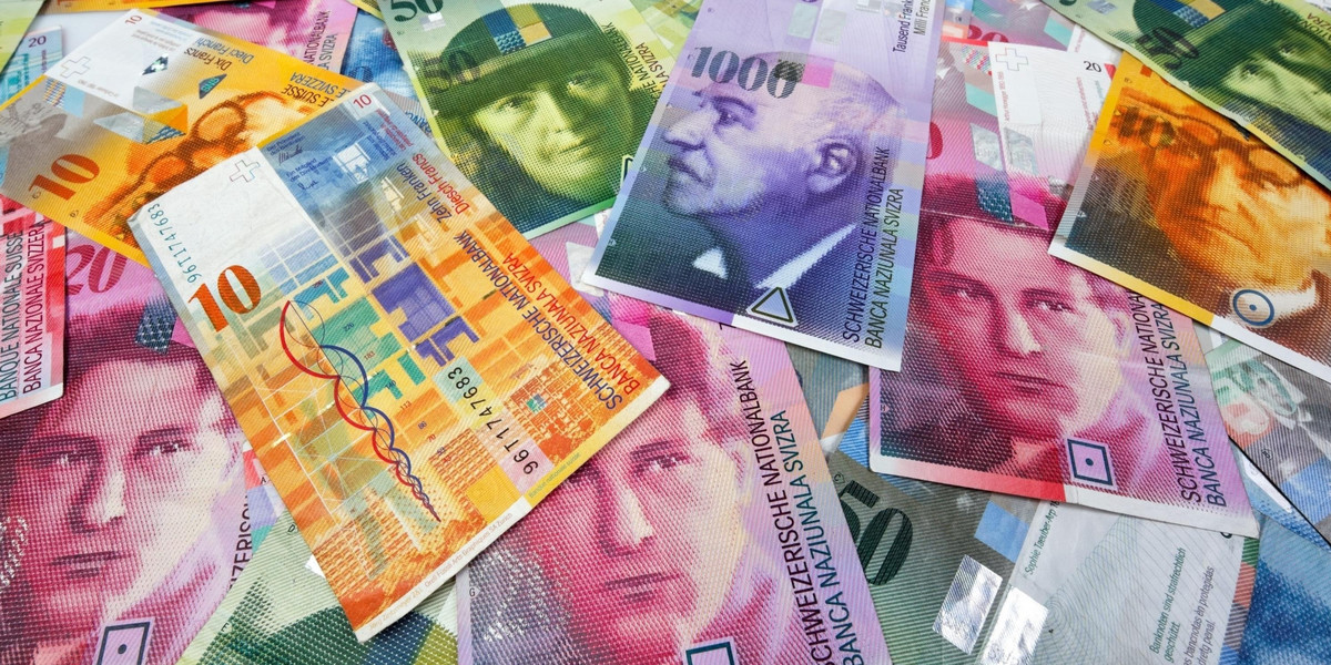 Szwajcarska waluta poszybowała w górę. Wszystko przez wybory prezydenckie w USA