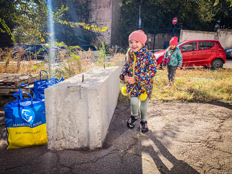 Pomoc humanitarna dla uchodźców wewnętrznych w Zaporożu udzielana przez ukraińską fundację Source of Unity, październik 2023