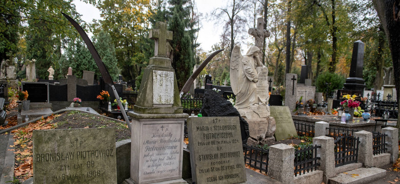 Znani łodzianie kwestowali na Starym Cmentarzu w Łodzi. Blisko 60 tys. zł zebranych na renowację nagrobków