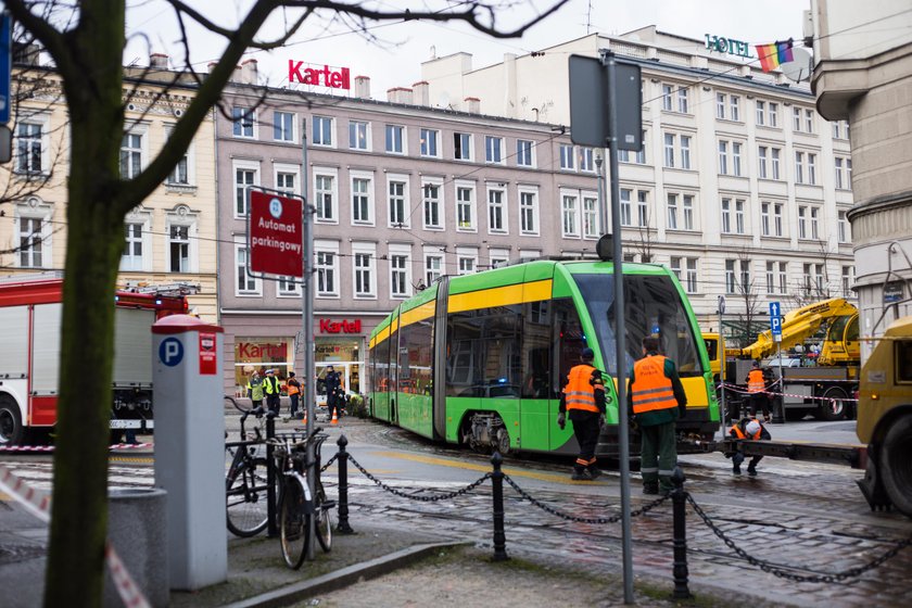 Tramwaj wbił się w sklep