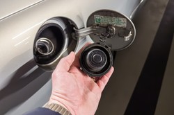 Prosty trik ułatwia tankowanie. Każdy kierowca powinien o tym wiedzieć