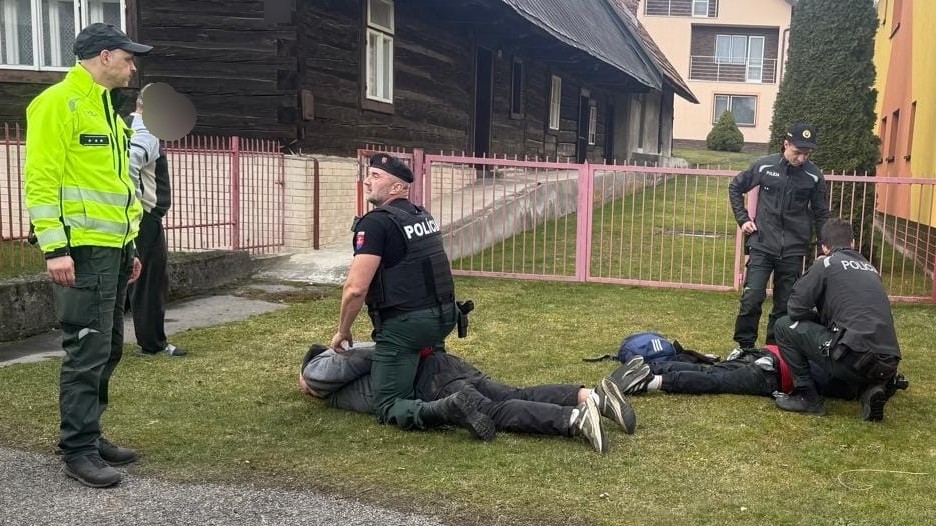 Polícia zadržala tri osoby v súvislosti s výbuchom bankomatu v Demänovskej Doline. 