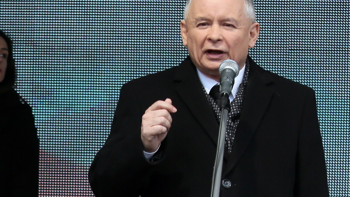 Jarosław Kaczyński wystąpił przed Pałacem Prezydenckim w Warszawie. W swoim wystąpieniu przekonywał, że w Polsce są miliony patriotów, którzy nie dadzą się zmanipulować. Mówił też m.in. o "przemyśle pogardy", jaki rzekomo rządzi polskimi mediami. Jego przemówienie co chwila przerywały krzyki zgromadzonych ludzi. Domagali się "prawdy", a także krzyczeli: "pamiętamy".