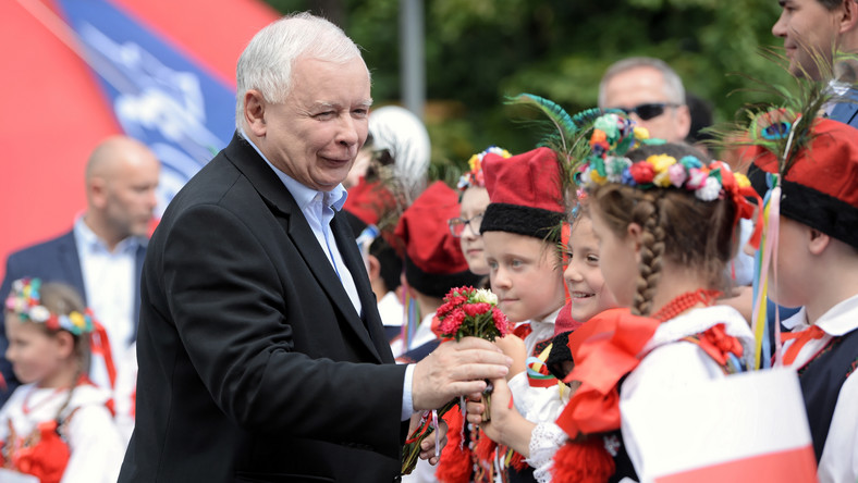 Miniony weekend był pierwszym od sześciu tygodni, w którym zabrakło politycznej aktywności Jarosława Kaczyńskiego. Politycy opozycji rozpoczęli spekulacje, które w rozmowie z Onetem przecina rzecznik PiS Radosław Fogiel: - Pan prezes poświęcił weekend na ostatnie szlify programu. W tym tygodniu rusza już na trasę - wyjaśnia.