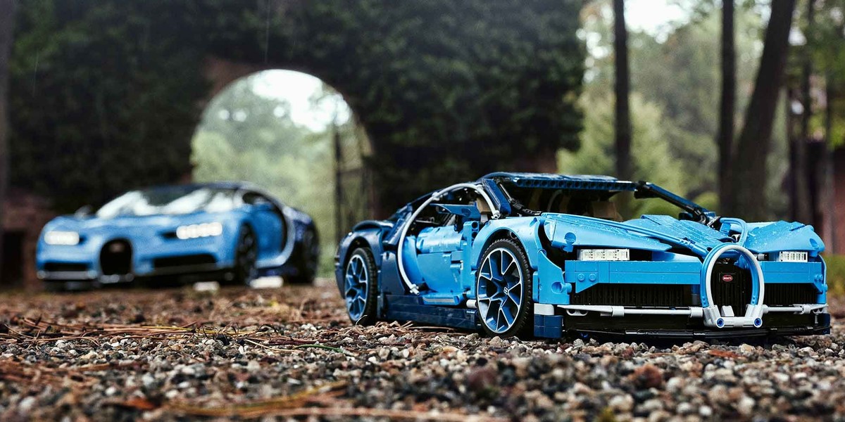 Bugatti Chiron - model z klocków Lego na tle swojego pierwowzoru