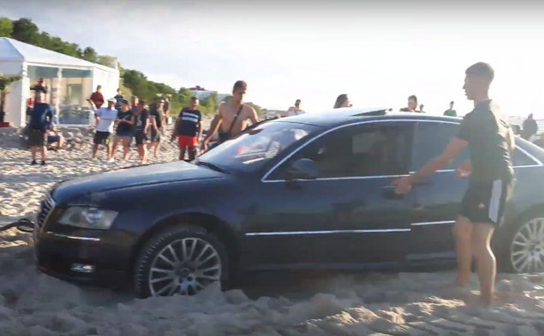 Zakopał audi na plaży w Międzyzdrojach i został pośmiewiskiem. "Za pieniądze kupisz wszystko, oprócz rozumu"