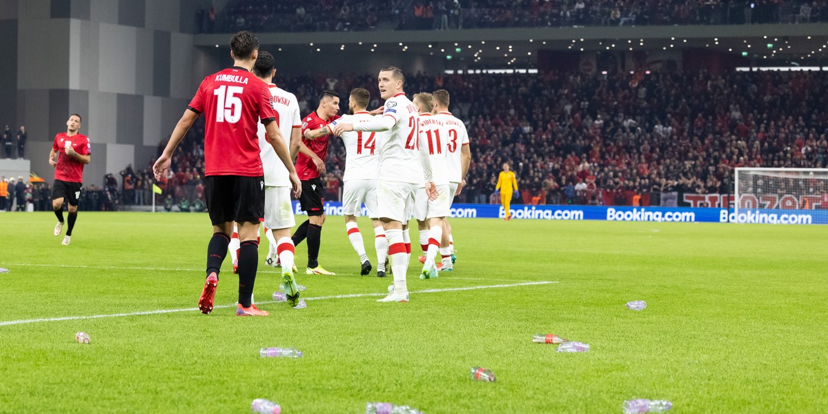 Mecz Albania-Polska toczył się w atmosferze skandalu. Na głowy Polaków poleciały butelki!