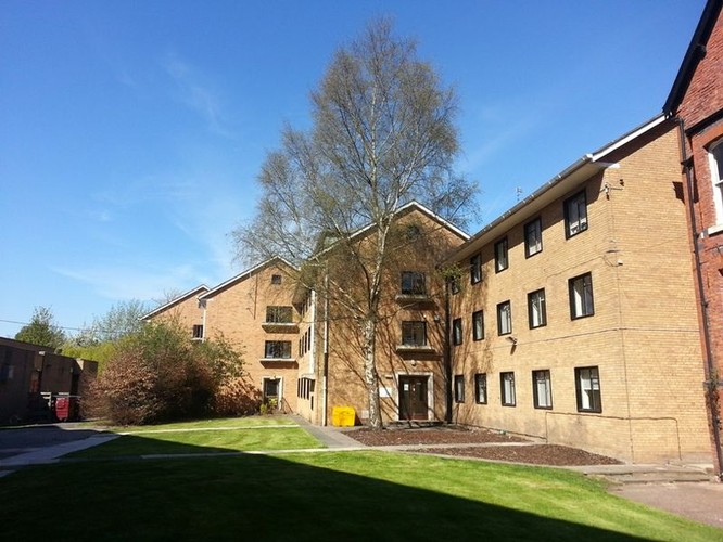 Model najmu zwrotnego sprawdza się też w segmencie mieszkań dla studentów. Właśnie im oferuje mieszkania część inwestorów kupujących domy i mieszkania na wynajem. Pojawia się tu jednak ryzyko dewastacji, a także nie wszyscy inwestorzy czują się na siłach, aby kontrolować stan mieszkania i pilnować studentów, aby ci nadmiernie nie naprzykrzali się sąsiadom. Dla osób, które szukają zysków w studenckich portfelach, a przy tym oczekują inwestycji bezobsługowej, rozwiązaniem może być zakup nieruchomości w akademiku zarządzanym przez firmę. W Polsce takie rozwiązania wciąż nie wychodzą poza plany deweloperów, ale np. w Wielkiej Brytanii znaleźć można całą masę tego rodzaju ofert inwestycyjnych. Można dzięki nim stać się właścicielem zarówno pojedynczego pokoju, jak i znaleźć oferty sprzedaży całych działających od lat akademików. W efekcie czynsz może być wypłacany w z góry określonej wysokości, być zależny od zysków generowanych przez cały obiekt albo też za sterami zarządcy obiektu staje sam inwestor. <br>

I tak na przykład w Leeds (Wielka Brytania) na nabywców czekają pojedyncze pokoje w działającym już od ponad dekady akademiku. Ceny pojedynczych pokoi zaczynają się od 49 tys. GBP, a przychody właścicieli mają wynosić przez pierwsze 3 lata po 8% wartości nieruchomości rocznie. W Manchesterze za pojedynczy pokój trzeba zapłacić od 18,5 do 30 tys. GBP, a roczny zysk z wynajmu przez 48 tygodni w roku ma wynosić niecałe 2 tys. GBP. Od razy trzeba zaznaczyć, że szacunki te zakładają optymistyczny poziom obłożenia obiektu. <br>
Można też zostać właścicielem całego akademika. Takie nieruchomości ma w ofercie firma Savills. I tak z jednej z nich dowiadujemy się, że na nowego nabywcę czeka akademik w Cardiff. Budynek mieści 77 lokali i 103 pokoje dwuosobowe. Akademik działa od 2010 roku w ostatnim roku wygenerował zysk w kwocie prawie 621 tys. GBP. Właściciel czeka na oferty w kwocie przynajmniej 8,5 mln GBP. Przy tej cenie rentowność całego biznesu wynosiłaby 7,3% rocznie. Jest to pewien punkt odniesienia dla potencjalnych inwestorów. Jeśli bowiem posiadając cały obiekt właściciel może liczyć na jednocyfrową rentowność, to obietnice dwucyfrowych zysków powinny być traktowane z rezerwą. <br>

Na zdj. Akademik, Montgomery Halls, Manchester, źródło: HopWoodHouse