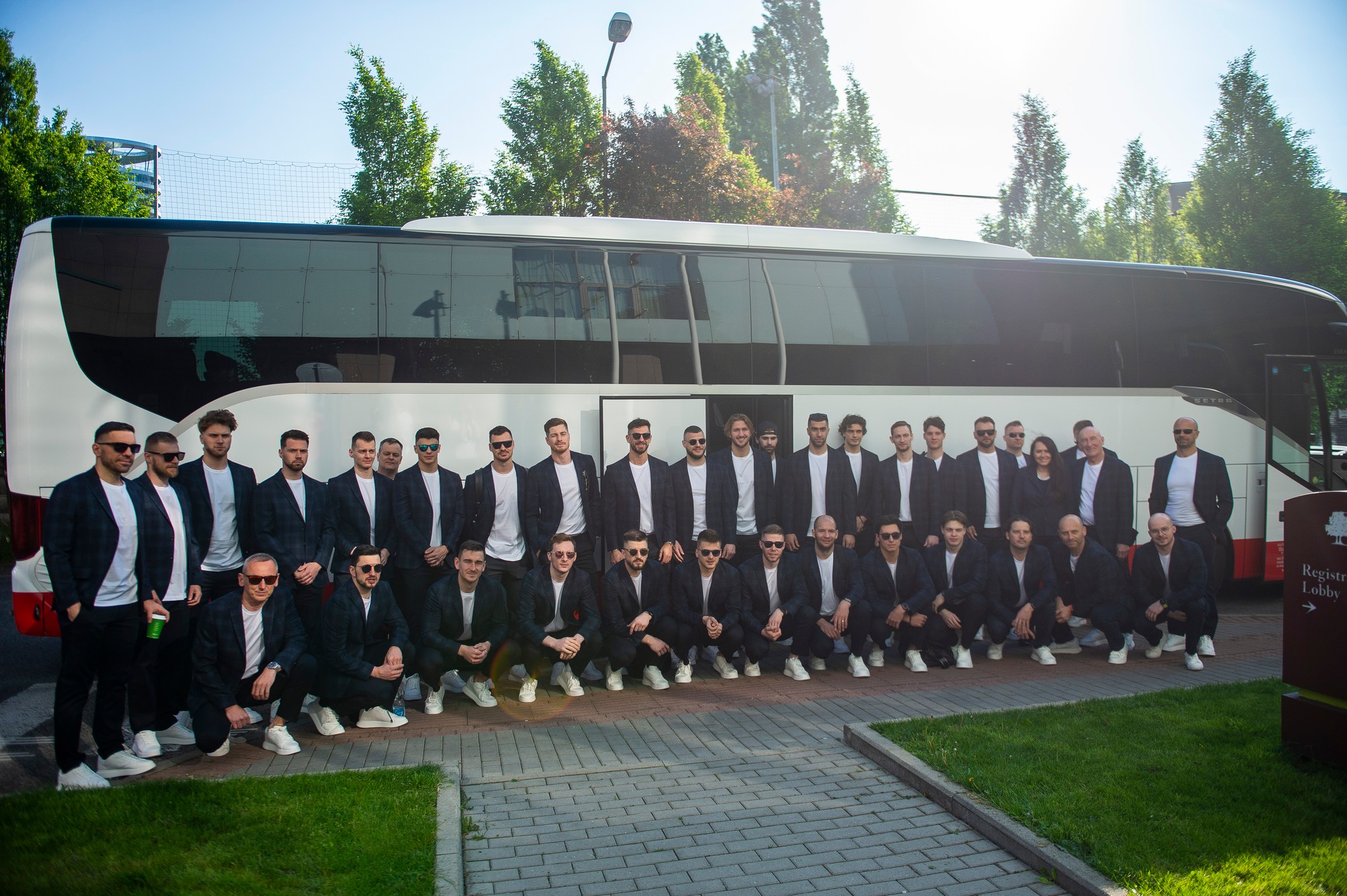 Hokejoví reprezentanti Slovenska pózujú pre skupinovú fotografiu počas odchodu na majstrovstvá sveta 2023 v Lotyšsku.