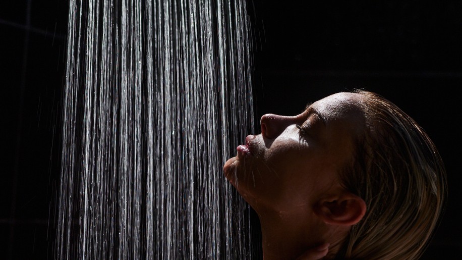 Sprcha v tme má viaceré benefity (ilustračné foto).