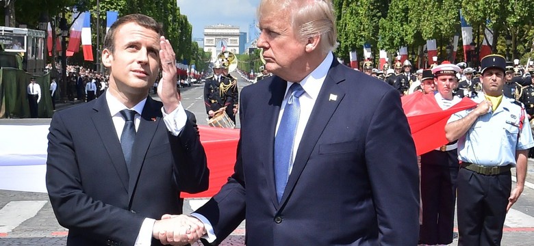 Ten uścisk trwał chyba zbyt długo… "Niezręczne" pożegnanie Macrona i Trumpa