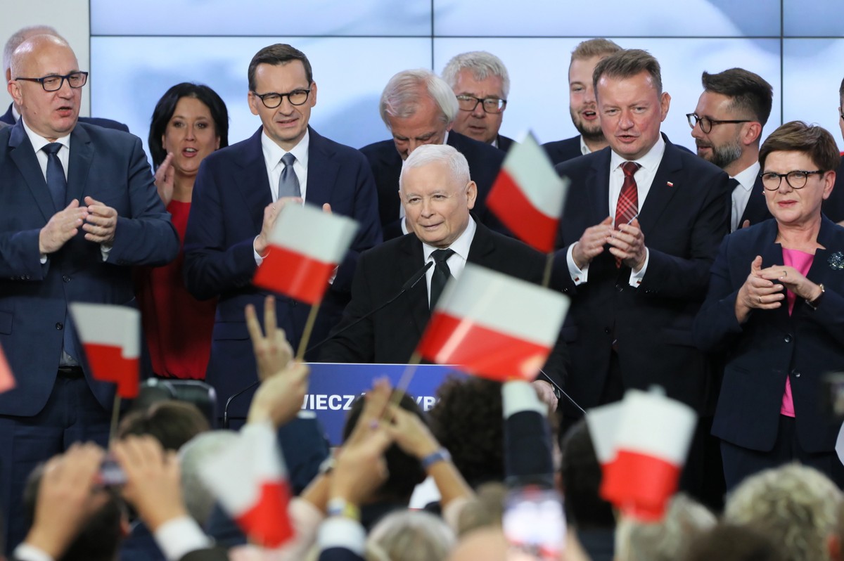 Warszawa, 15.10.2023. Wybory parlamentarne 2023. Prezes PiS Jarosław Kaczyński (C), europoseł PiS Beata Szydło (P), minister obrony narodowej Mariusz Błaszczak (3P) oraz premier Mateusz Morawiecki (3L) podczas wieczoru wyborczego w sztabie wyborczym Prawa i Sprawiedliwości w Warszawie, 15 bm. Zakończyły się wybory parlamentarne. W wyborach Polacy wybrali 460 posłów i 100 senatorów. (amb) PAP/Paweł Supernak