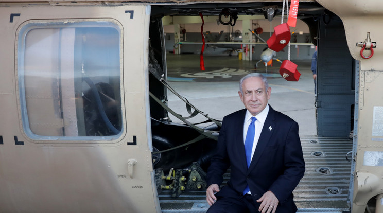 Benjámin Netanjahu izraeli miniszterelnök a Risón Lecijónban lévő Palmachim légibázison/Fotó:MTI/EPA/Abir Szultan