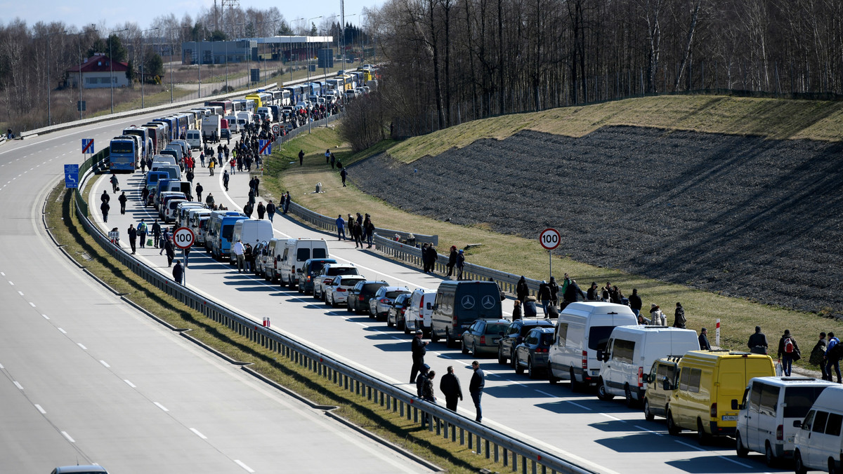 O północy Polska przywróciła kontrole na wszystkich granicach. Od dziś przez 10 dni do Polski nie będą mogli wjeżdżać cudzoziemcy. Polacy przebywający za granicą mogą wrócić do kraju, ale po powrocie zostaną skierowani na 14-dniową kwarantannę. W tym momencie w najbardziej oblegane są przejścia na granicy z Niemcami w Jędrzychowicach i Świecku. W tych miejsca będziemy czekać na kontrolę kilka godzin.