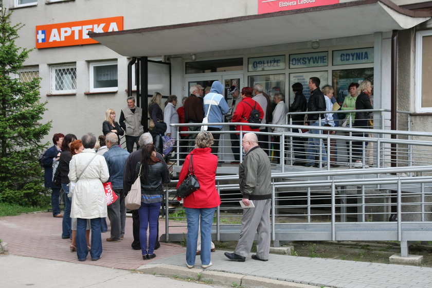 Kolejka pacjentów pod przychodnią