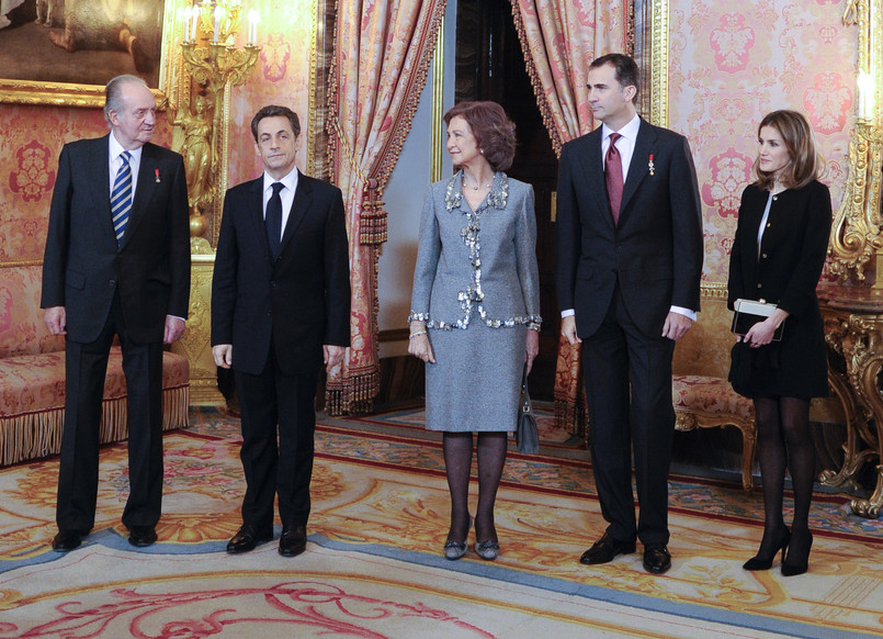 W kryzysie pensje tnie także dwór w Hiszpanii. W 2014 roku podstawowa pensja królowej wyniesie 5,2 tys. euro miesięcznie, a żony następcy tronu, księcia Filipa - 4 tys. euro. Rocznie będzie to równowartość odpowiednio - 260 tys. zł i 200 tys. zł. Po raz pierwszy też dwór dobrowolnie opublikował, ile pieniędzy przeznacza na utrzymanie wszystkich członków rodziny królewskiej.