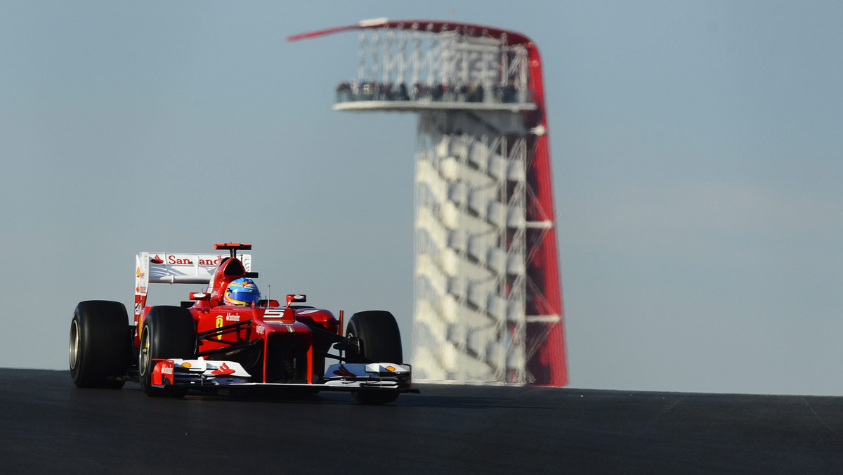 Trzecia lokata Fernando Alonso w Grand Prix USA pozwoliła mu przedłużyć walkę o tytuł do ostatniego wyścigu. Na brazylijskim torze Interlagos kierowca Ferrari musi jednak dojechać na podium i liczyć na nieudany występ Sebastiana Vettela.