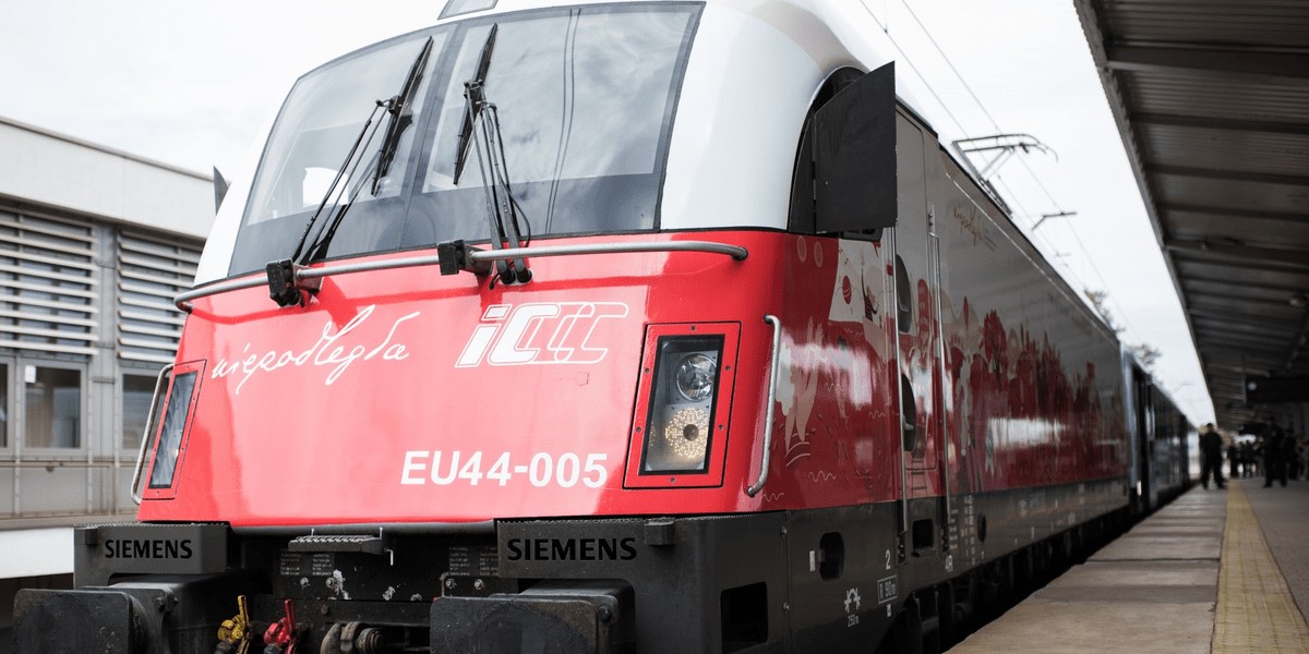 Biało-czerwoną grafikę będzie można podziwiać na 20 lokomotywach pociągów PKP Intercity