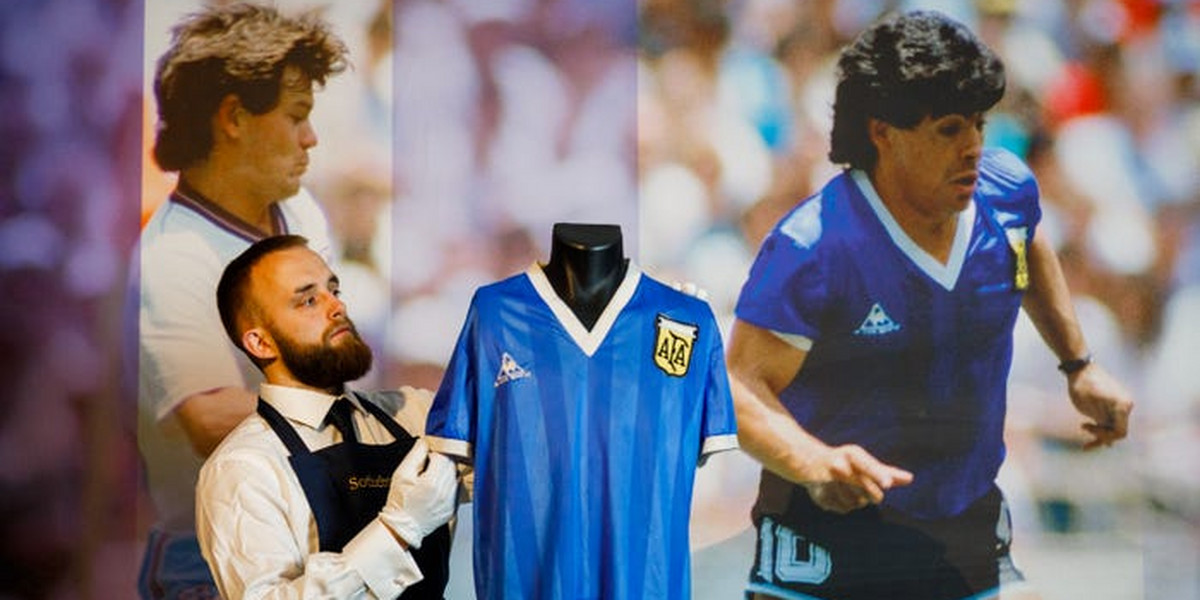 Koszulka Diego Maradony uważana jest za najdroższą sportową pamiątkę, jaką kiedykolwiek sprzedano. Na zdjęciu zdobi wystawę domu aukcyjnego Sotheby's otwartą dla publiczności od 20 kwietnia 2022 r. w Londynie.