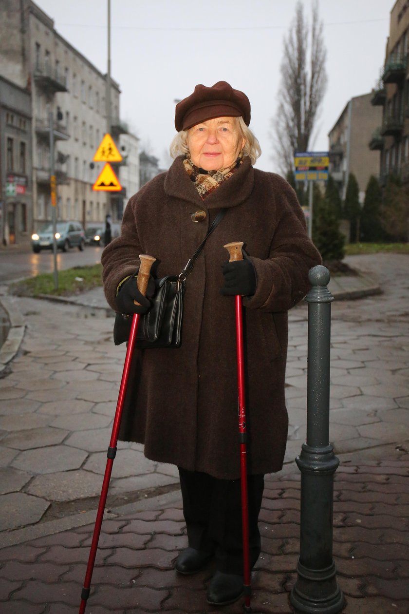 Na drogach, chodnikach szklanka. Pogotowie w Łodzi przeżywa oblężenie