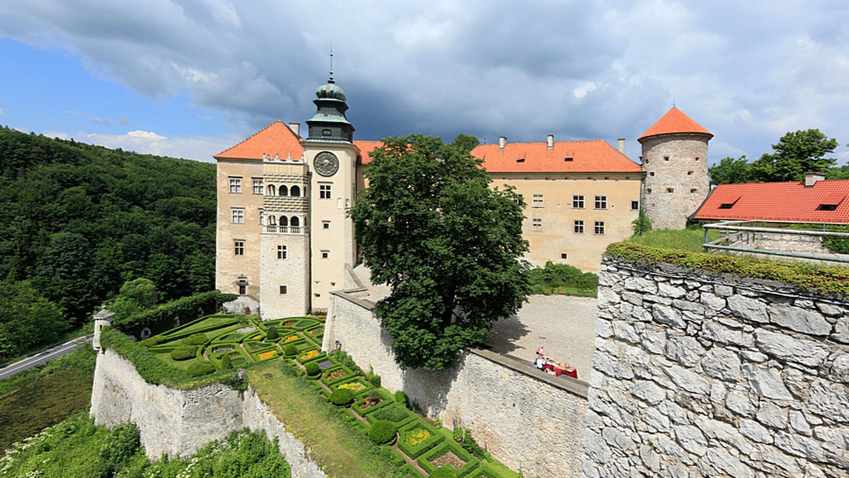 Zamek w Pieskowej Skale po raz pierwszy organizuje w piątek "Noc w muzeum". Zwiedzający będą mogli zobaczyć występ Baletu Dworskiego Cracovia Danza i - w towarzystwie kustosza - obejrzeć zamek nocą.