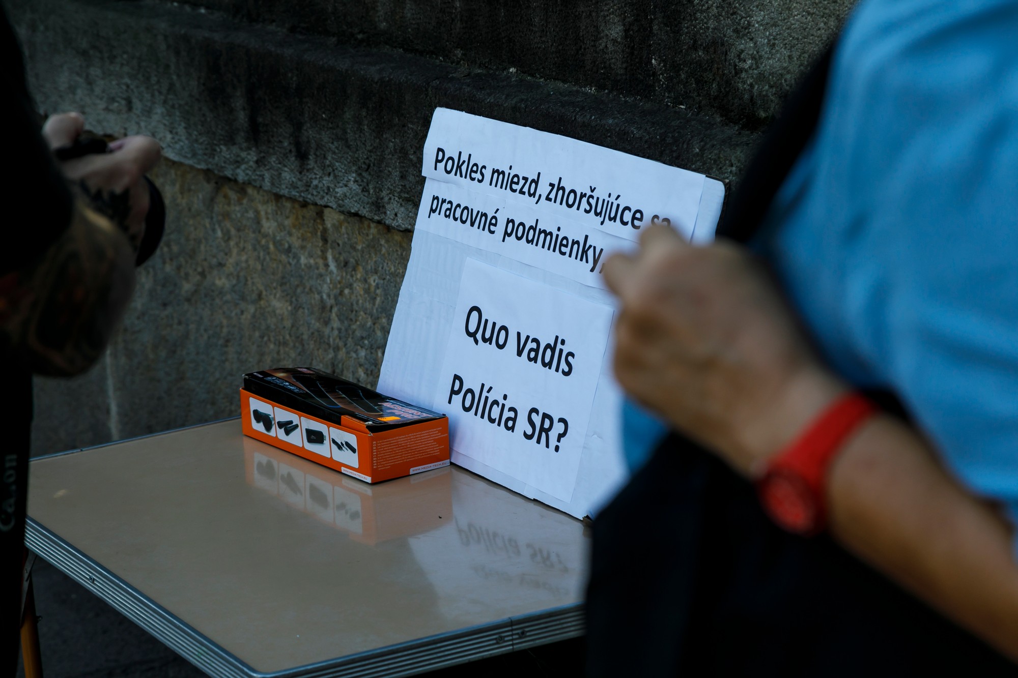 Nespokojní policajti počas protestu pred Ministerstvom vnútra (MV) SR v Bratislave.