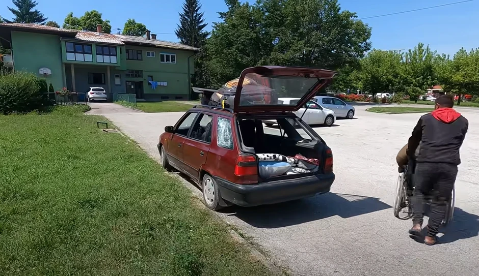 Porodica Crnović koja živi u auomobilu