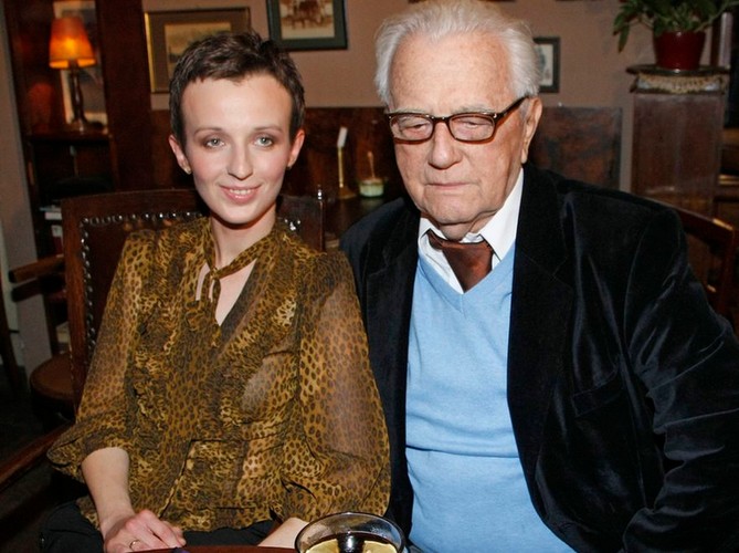 Seksownie, przejrzyście, w drapieżną panterkę. Kociak zastąpił skromność w penjonarskim stylu.