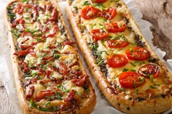 Klasyczna przekąska z czasów PRL. Zapiekanka w wersji Tomasza Jakubiaka