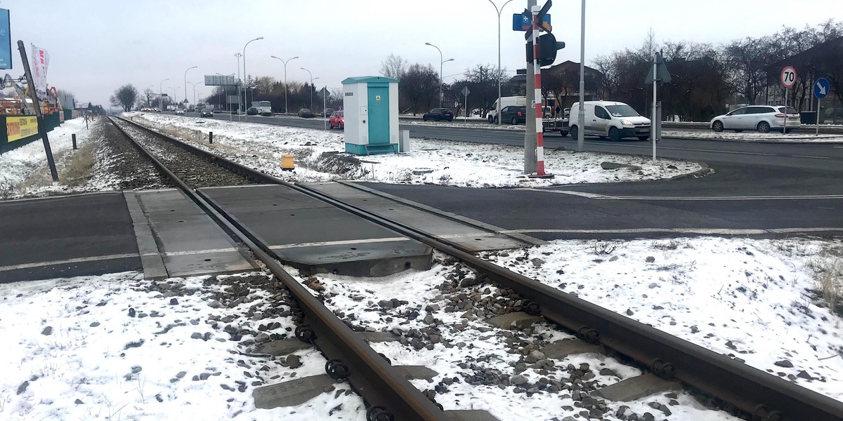 Na tym przejeździe troje młodych ludzi wjechało autem pod pociąg