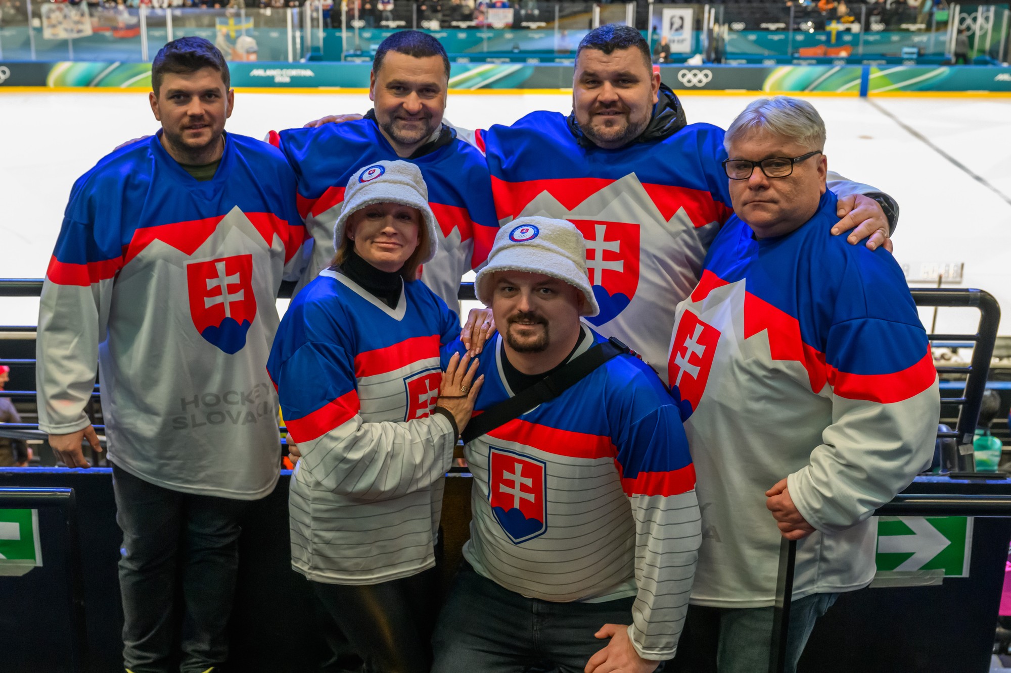 Slovenskí fanúšikovia na štadióne Santa Gulia pred zápasom so Švédskom. 