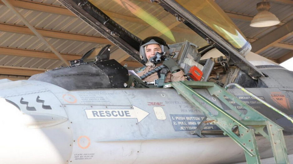 Księżniczka Salma w kokpicie samolotu myśliwskiego F-16.