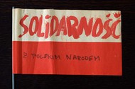 Flaga „Solidarność z polskim narodem“. Roland Jahn przymocował ją do swojego roweru