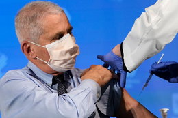 Główny epidemiolog USA zaszczepiony przeciwko koronawirusowi. "To szczepionka lepsza od tej przeciwko grypie"