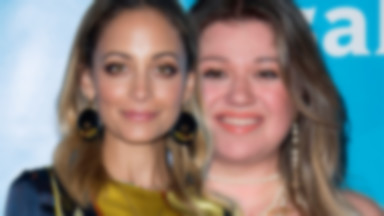 Bardzo szczupła Nicole Richie i zaokrąglona Kelly Clarkson na ściance. Postawiły na oryginalne kreacje