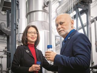Adam Hańderek i Susan Kim-Chomicka z Handerek Technologies przetwarzają na paliwo odpady plastikowe, które nie nadają się do recyklingu 