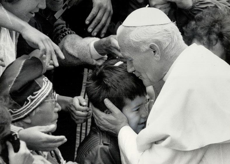Jan Paweł II całuje w czoło chłopca podczas pielgrzymki do sanktuarium w Sainte-Anne-de-Beaupré w Kanadzie (1984 r.)