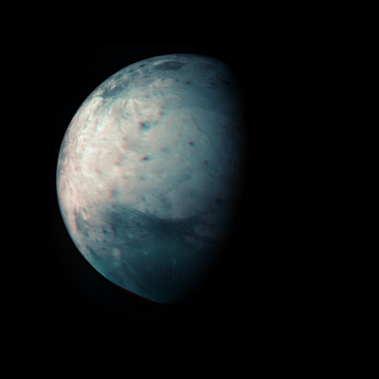 Ganimedes widziany w podczerwieni przez sondę Juno 21 lipca 2021 r. Za dekadę dokładniej zbada go europejska sonda JUICE. Jakie tajemnice skrywa ta lodowa skała krążąca wokół Jowisza?