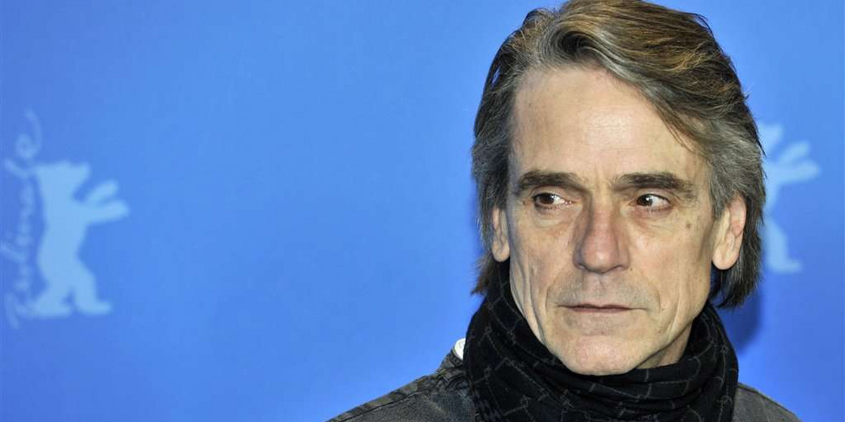 Jeremy Irons wkurza feministki. Czym?