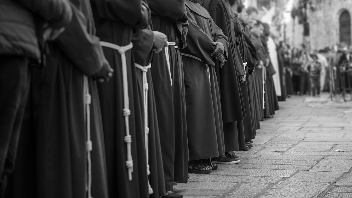 Księży w ostatnim czasie pokazuje się w mediach jako sprawców okropnych czynów. Rzadziej mówi się i pisze, że bywają również ofiarami - pisze Michał Jóźwiak z portalu Misyjne.pl.