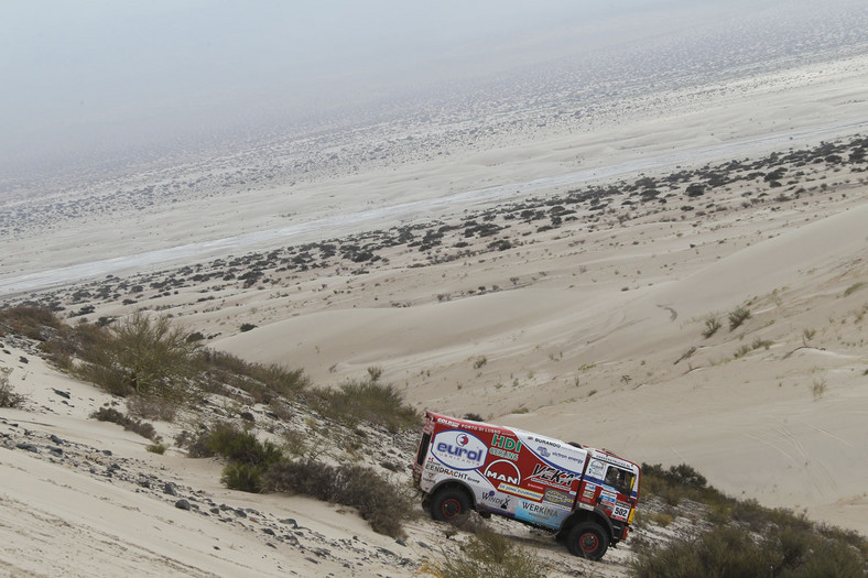 Dakar 2013: ciężarówka bez skrzyni, Małysz traci oddech (13. etap, wyniki, galeria)