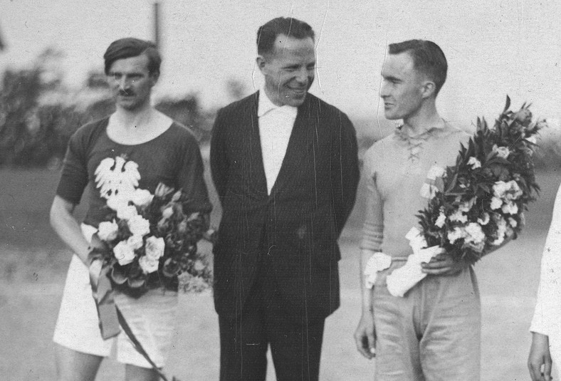 Kapitanowie drużyn i sędzia główny przed meczem reprezentacji Polski ze Szwecją. Od lewej: Wacław Kuchar, Peter Bauwens i Thure Svensson. W tym spotkaniu rozegranym 1 lipca 1928 r. w Katowicach Polska wygrała 2:1, a drugiego gola, ostatniego w reprezentacyjnej karierze, strzelił Kuchar.