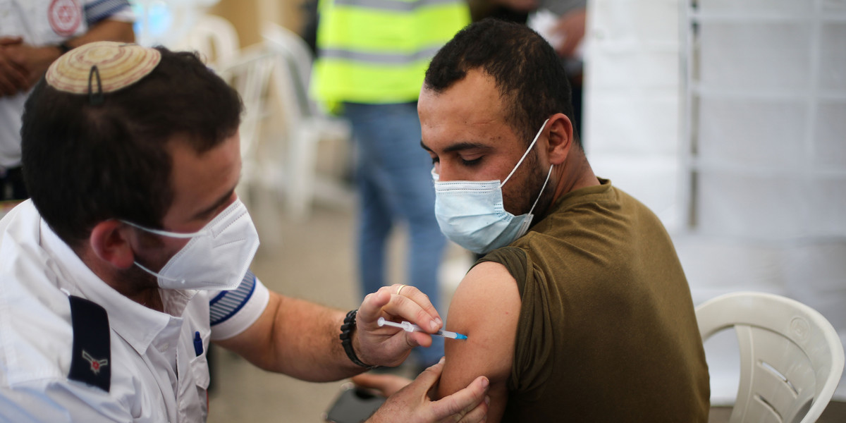 Izrael odnotowuje znacznie mniejszą liczbę zachorowań i zgonów z powodu COVID-19 niż dwa miesiące temu. Wszystko dzięki masowym szczepieniom.