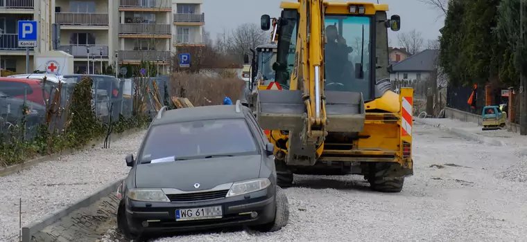Drogowcy nie mają litości – porzucone auto na budowie drogi