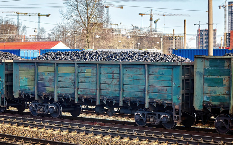 Wagony kolejowe wyładowane węglem
