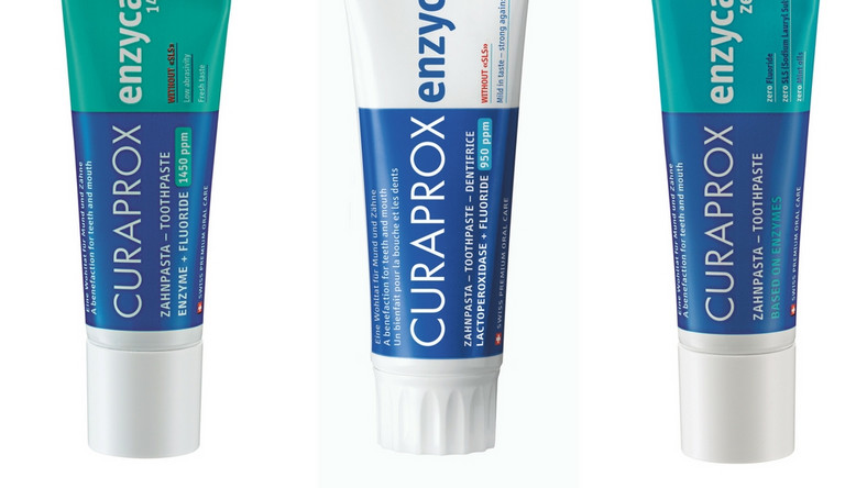 CURAPROX prezentuje idealna pastę do zębów. Czy wszystkie składniki dostępne w typowej paście są rzeczywiście konieczne i – co najważniejsze – odpowiednie dla twojego zdrowia? Takie pytania postawił przed sobą zespół badawczo-rozwojowy szwajcarskiej firmy CURAPROX. W efekcie jego długoletnich testów powstały pasty doskonałe: enzymatyczne pasty do zębów Enzycal!